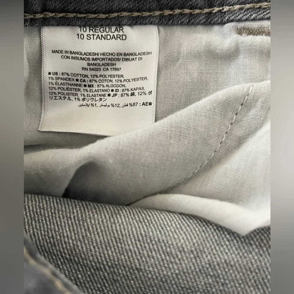 🩶👖Old Navy Boyfriend straight leg in light gray. Size 10.  Nice distressing! - Picture 6 of 8